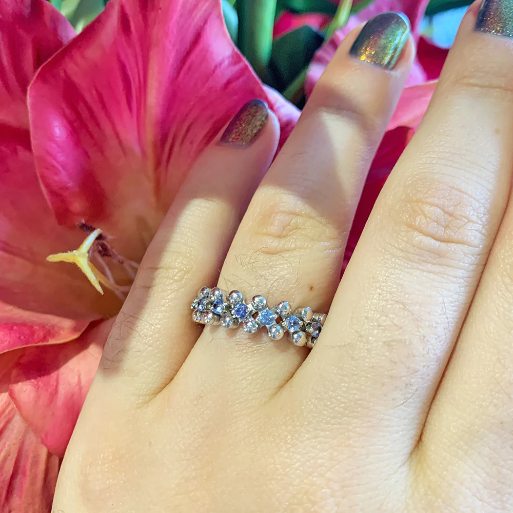 Exclusive Montana Yogo Sapphire & 18K White Gold Single Row Expandable Ring - Image 5