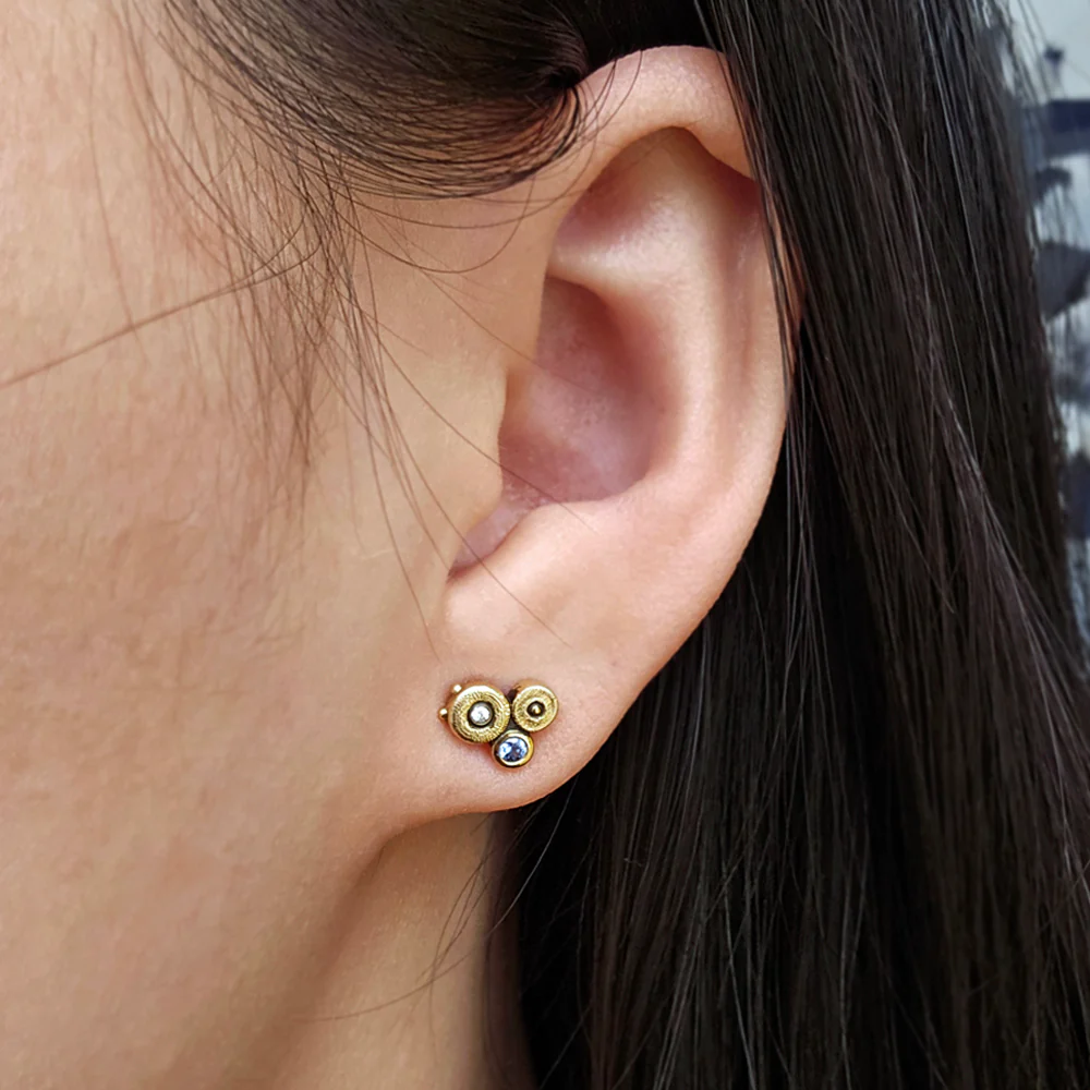 Yogo Sapphire & Diamond Yellow Gold Stud Earrings - "Ocean" - Image 3