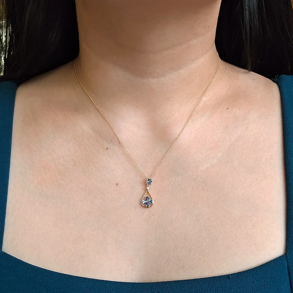 Yogo Sapphire & Gold Pendant - "Teardrop & Clover" - Image 4